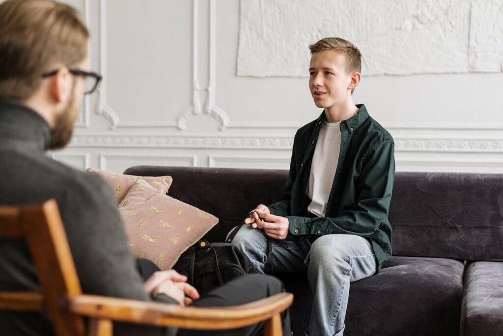 How to Tell the Difference Between Teenage Rebellion and Mental Illness 3 Someone to talk to